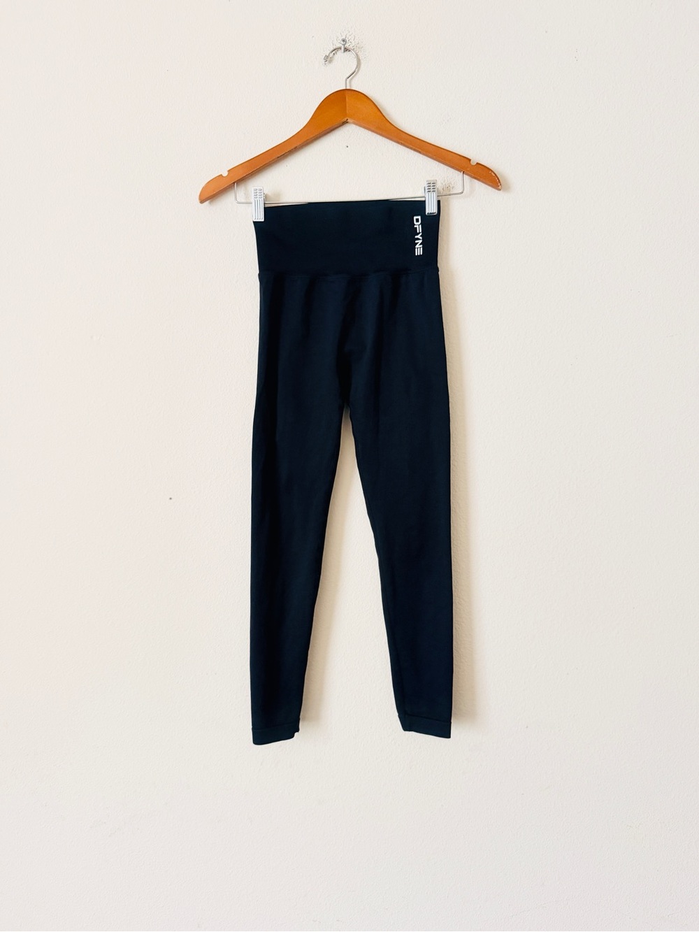 DFYNE XS high rise seamless scrunch back no front seam leggings in black